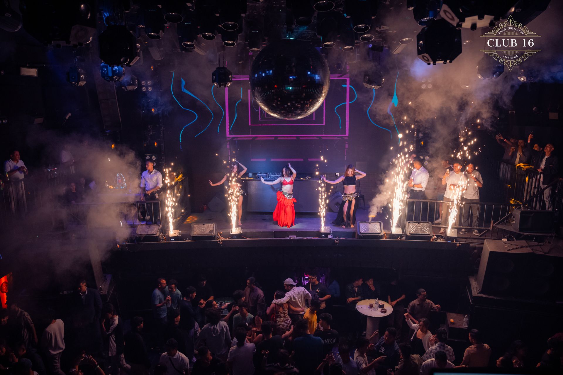 पोखरा में क्लबिंग के बाद लेट नाइट फूड: जब म्यूज़िक रुके तो कहाँ खाएं?