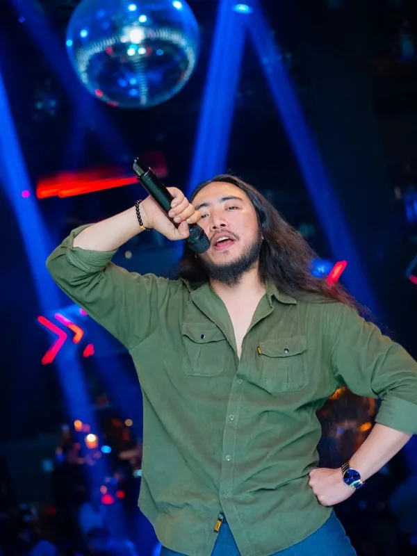 DJ Sauday performing