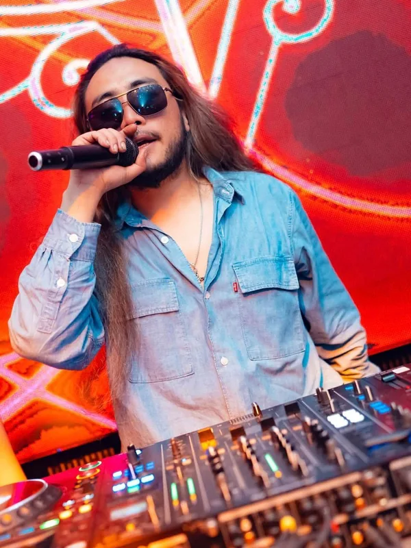 DJ Sauday performing